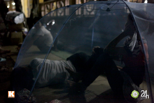 Mắc màn ngủ đêm giữa sân bệnh viện - 5