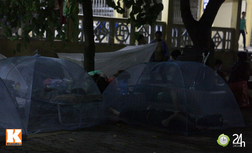 Mắc màn ngủ đêm giữa sân bệnh viện - 3