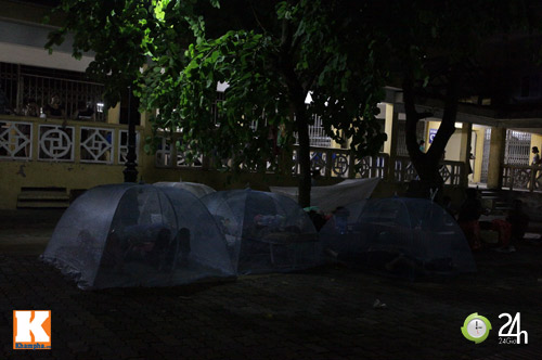 Mắc màn ngủ đêm giữa sân bệnh viện - 2