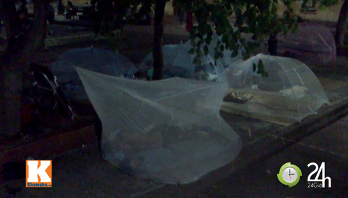 Mắc màn ngủ đêm giữa sân bệnh viện - 12