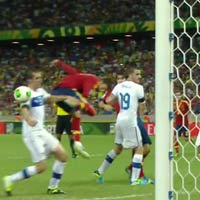 Pha bỏ penalty tranh cãi trận TBN-Italia