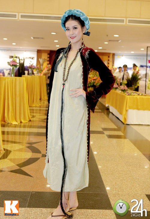 Diệu Huyền sắc lẹm với áo dài - 4