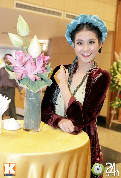 Diệu Huyền sắc lẹm với áo dài - 3