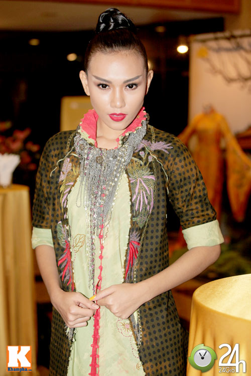 Diệu Huyền sắc lẹm với áo dài - 4