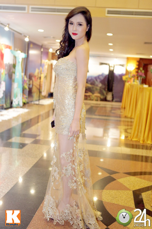 Diệu Huyền sắc lẹm với áo dài - 18