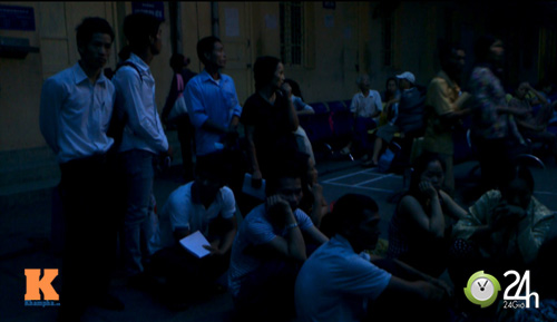 Xếp hàng từ 4h sáng để khám bệnh - 2