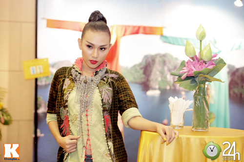 Diệu Huyền sắc lẹm với áo dài - 3