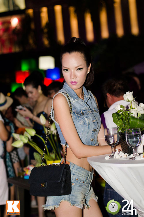 Thủy Top mặc áo lửng đầy cá tính - 9