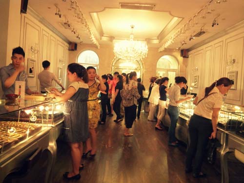 Chen lấn, xô đẩy nhau để ... mua vàng - 4