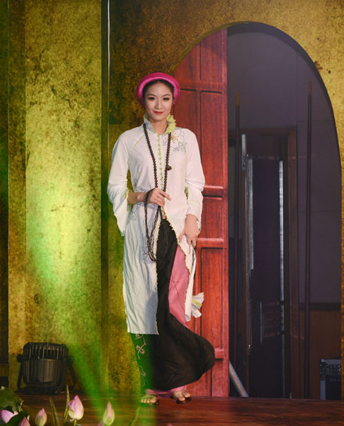 Diệu Huyền sắc lẹm với áo dài - 8