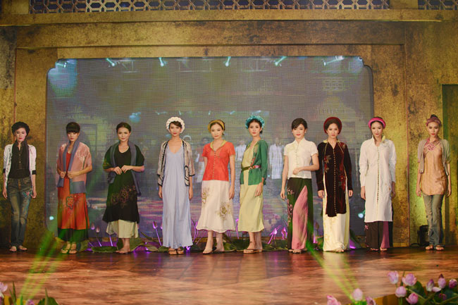 Diệu Huyền sắc lẹm với áo dài - 9