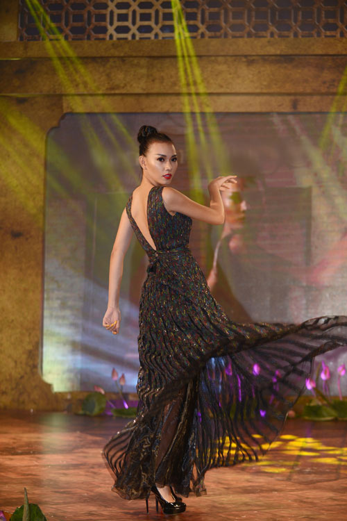 Diệu Huyền sắc lẹm với áo dài - 7