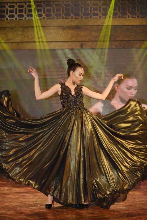 Diệu Huyền sắc lẹm với áo dài - 8