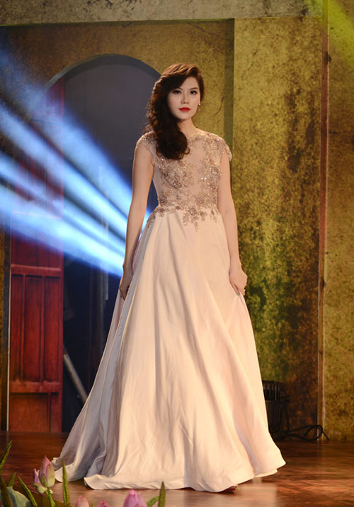 Diệu Huyền sắc lẹm với áo dài - 12