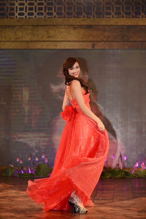 Diệu Huyền sắc lẹm với áo dài - 11