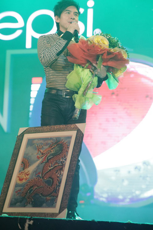 Mỹ Tâm gây bất ngờ với trang phục diễn - 8