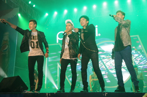 Mỹ Tâm gây bất ngờ với trang phục diễn - 10