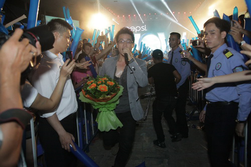 Mỹ Tâm gây bất ngờ với trang phục diễn - 4