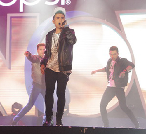 Mỹ Tâm gây bất ngờ với trang phục diễn - 8