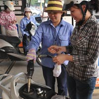 Thị trường - Tiêu dùng - DN tự định giá xăng: Người tiêu dùng thiệt