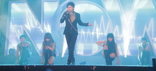 Mỹ Tâm gây bất ngờ với trang phục diễn - 9