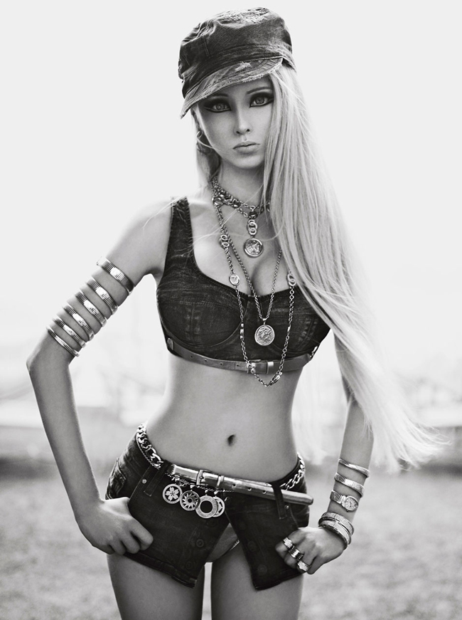 Thậm chí ban đầu, khi những hình ảnh của Valeria Lukyanova được đăng tải trên mạng, có nhiều người còn lầm tưởng rằng, cô là một loại búp bê Barbie mới xuất xưởng.