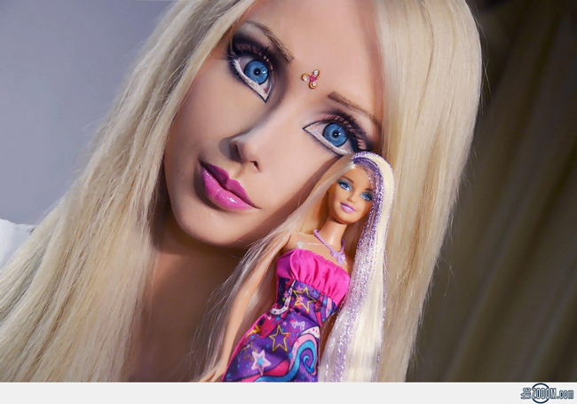 Ông bà, bố mẹ và chị gái của Valeria sẵn sàng trang điểm để biến thành đại gia đình Barbie.