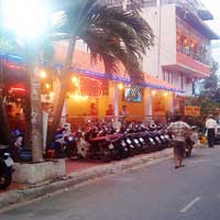 Pháp luật - Bị truy sát trên phố, 2 thanh niên nguy kịch