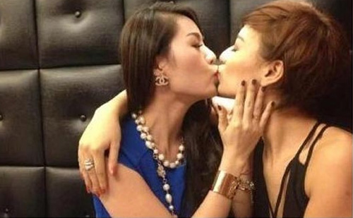 Mẫu Việt và những nụ hôn đồng giới ồn ào - 2