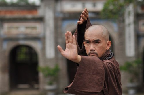 Video: Minh Thuận giao đấu với sư tử đá - 4