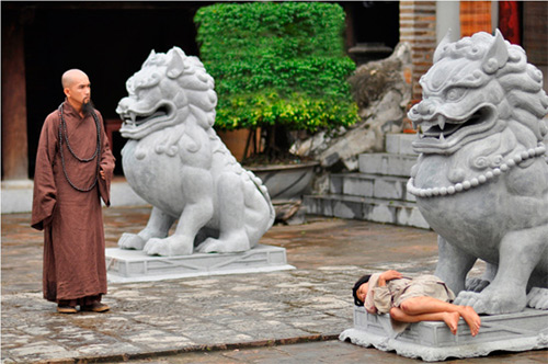 Video: Minh Thuận giao đấu với sư tử đá - 5