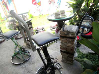 Quán cà phê làm bằng... biển báo giao thông - 3