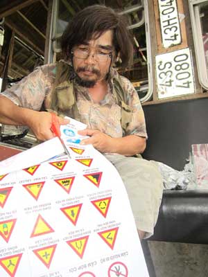 Quán cà phê làm bằng... biển báo giao thông - 4