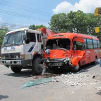 Tin tức trong ngày - Xe khách đâm xe tải, hành khách hút chết