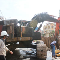 Tin tức trong ngày - Xe máy xúc bốc cháy tại công trình