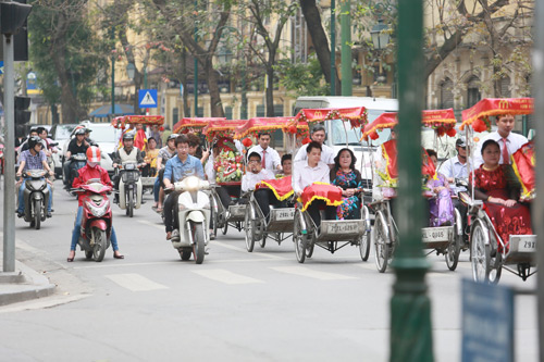 Công chúng vây kín đám hỏi Tuấn Hưng - 19