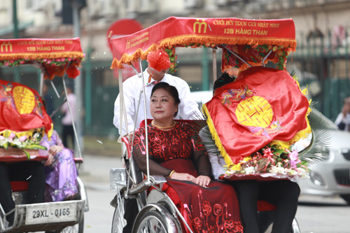 Công chúng vây kín đám hỏi Tuấn Hưng - 17