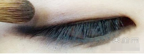 Khắc phục mắt mí lót với trang điểm - 6