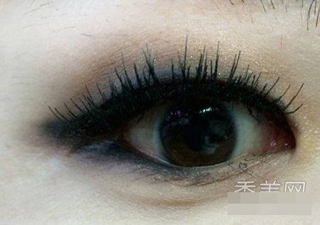 Khắc phục mắt mí lót với trang điểm - 8