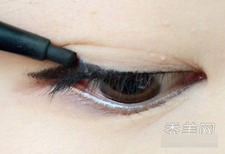 Khắc phục mắt mí lót với trang điểm - 2