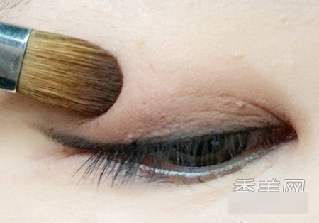 Khắc phục mắt mí lót với trang điểm - 4