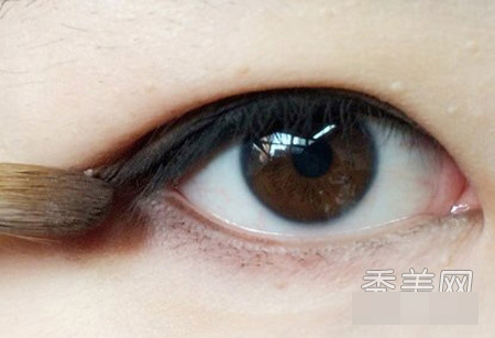 Khắc phục mắt mí lót với trang điểm - 5