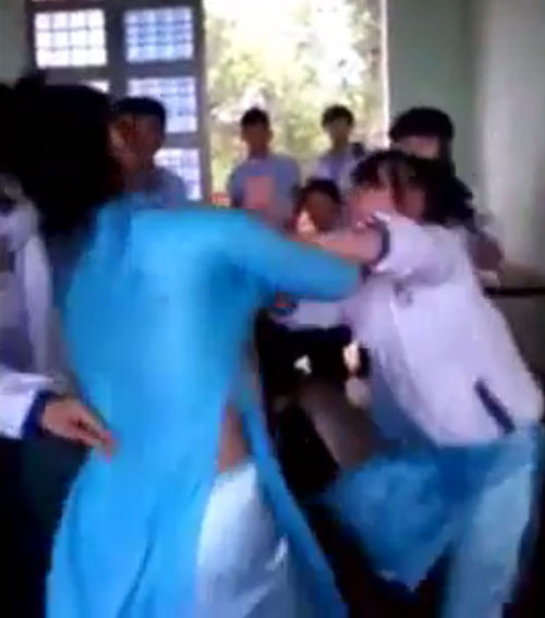 Nữ sinh đánh bạn trong lớp bị thôi học 1 năm - 1