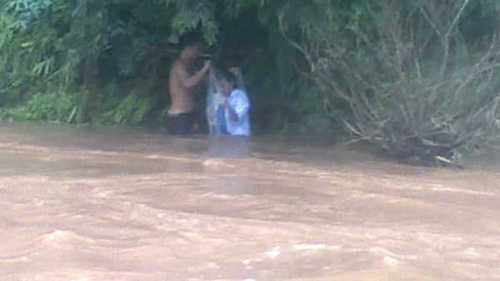 Qua suối bằng túi bóng: Nhiều người ủng hộ tiền xây cầu - 1