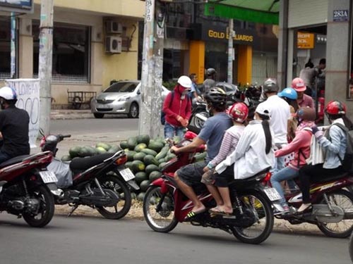 Tp.HCM: Dưa hấu giá rẻ đắt hàng nhờ nắng nóng - 2