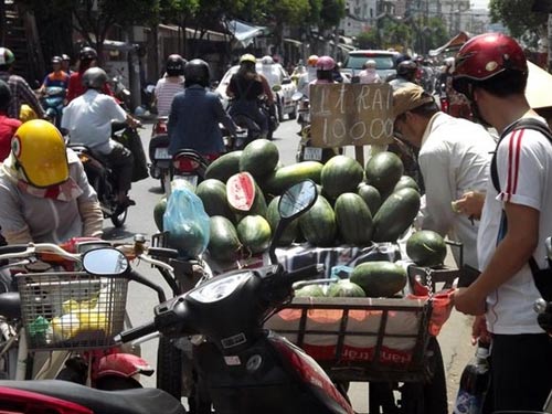 Tp.HCM: Dưa hấu giá rẻ đắt hàng nhờ nắng nóng - 3