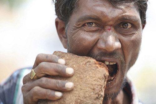 Ấn Độ: Dị nhân ngốn 3 kg gạch đá mỗi ngày - 1
