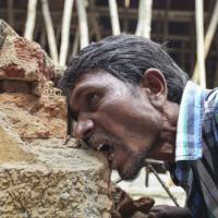 Tin tức trong ngày - Ấn Độ: Dị nhân ngốn 3 kg gạch đá mỗi ngày