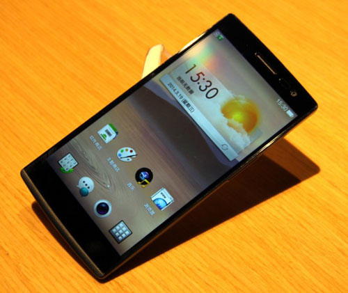 Cận cảnh Find 7 màu đen, màn hình QHD - 1