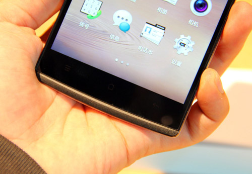 Cận cảnh Find 7 màu đen, màn hình QHD - 7